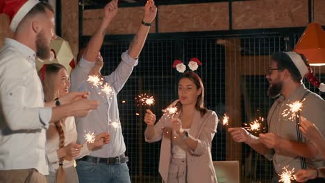 fiesta de navidad en la oficina con celebración de chispas