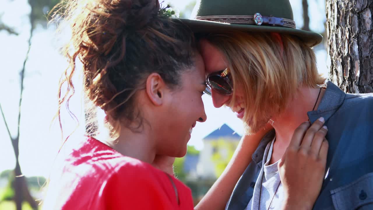 una pareja sonriéndose en un festival de música 4k