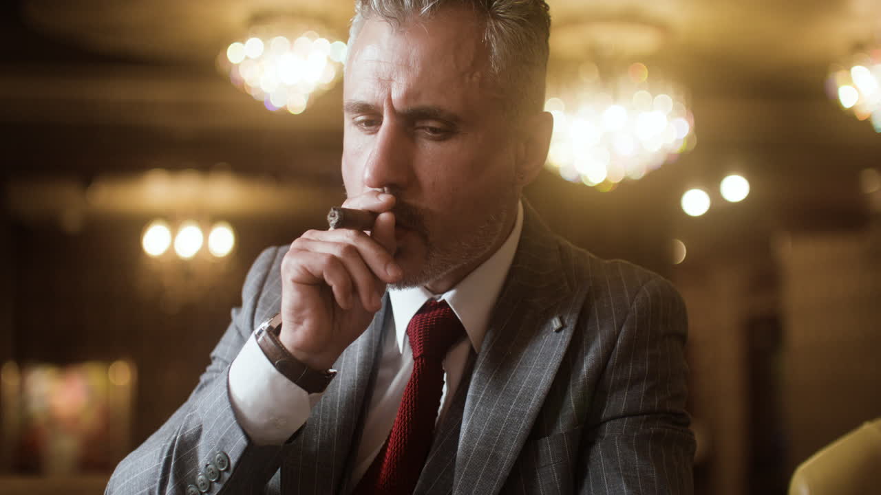 카지노에서 포커를 하는 남자.