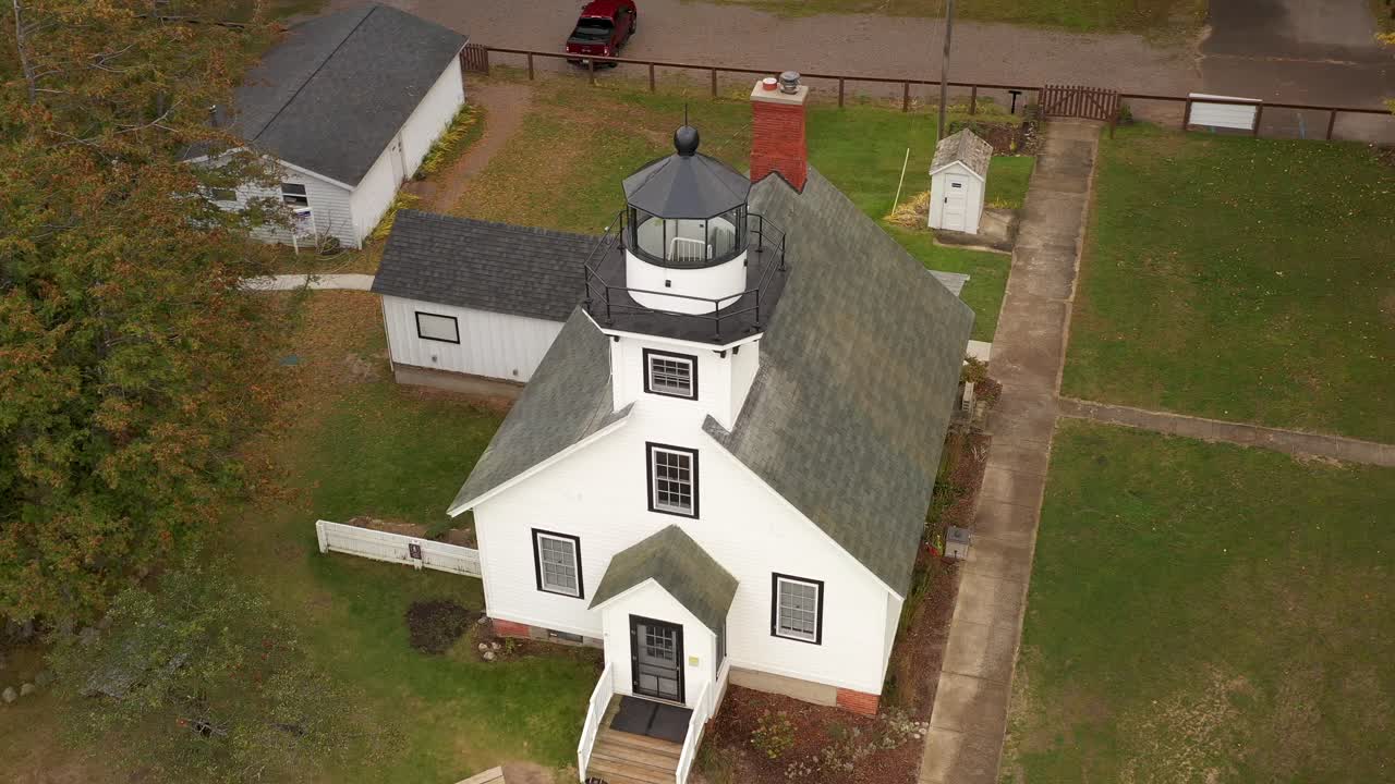drone 4k del faro del punto de misión michigan