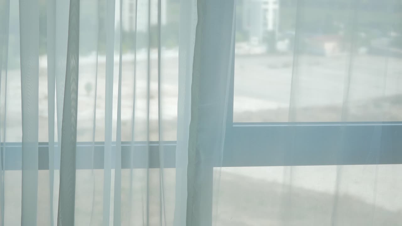 ventana con cortinas transparentes