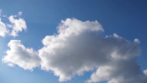 cielo azul con nubes blancas y esponjosas