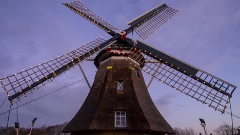 Tag-Nacht-Zeitraffer-Der-Smock-Mühle-Im-Vordergrund-Mit-Wolken,-Die-Sich-Im-Hintergrund-Bewegen