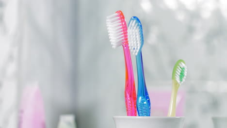 ajouter une brosse à dents pour enfant au concept de naissance d'un enfant