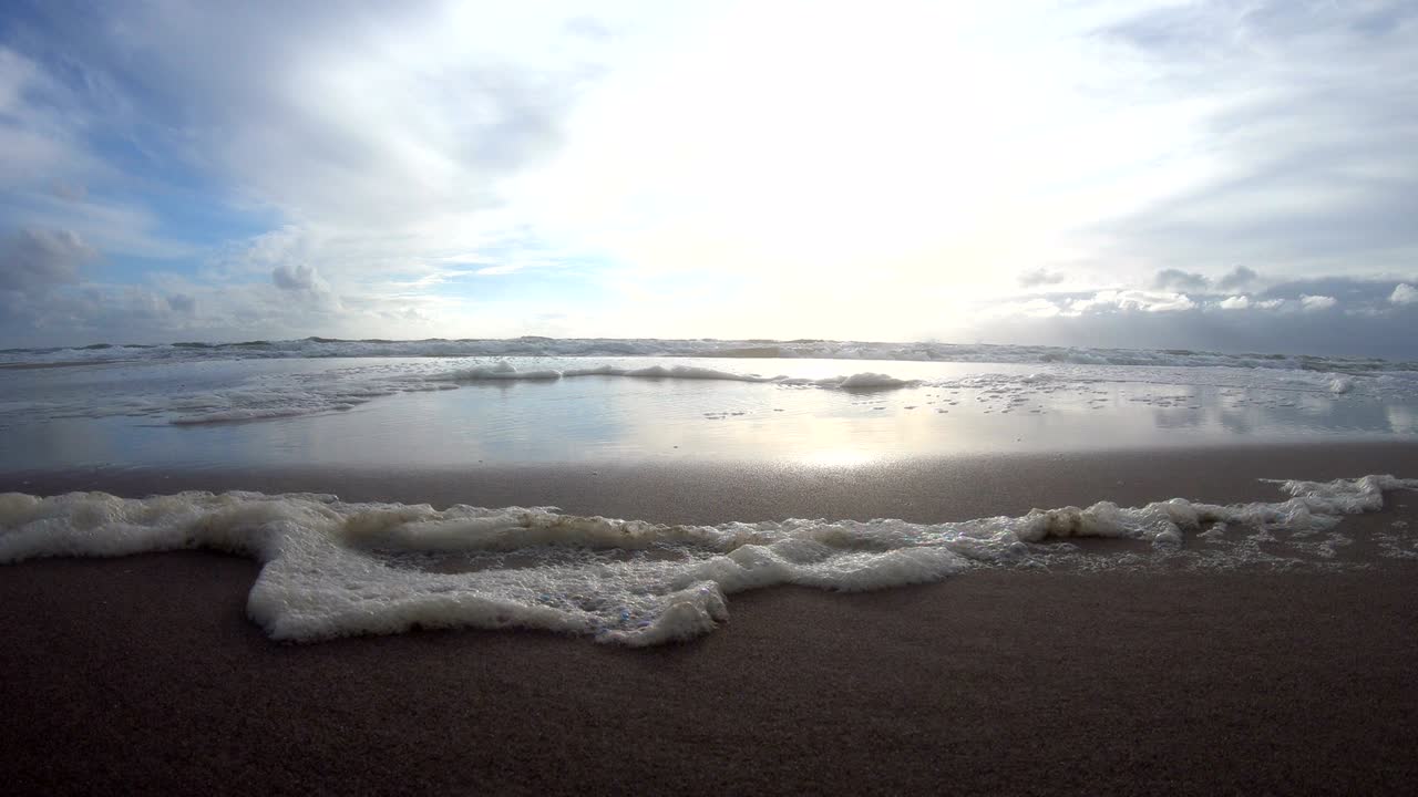 해변에서 폭풍의 해조류 거품, 파도와 함께 모래 해변, 북해, jütland, sondervig, 덴마크, 4k