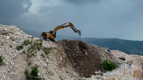 Bagger-Gräbt-Am-Berghang-Und-Beseitigt-Schutt