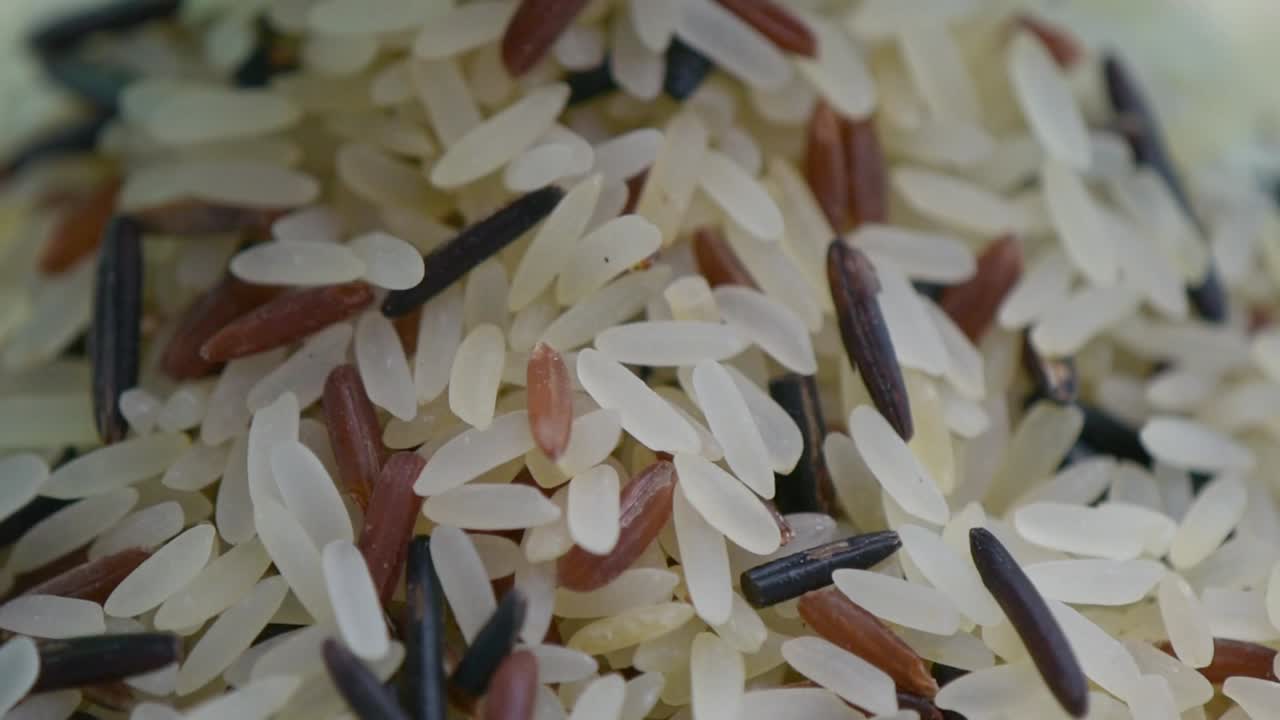 arroz mezclado, tiro macro, arroz mezclado cayendo lentamente