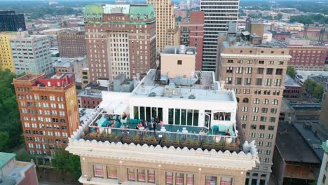 Buena-Antena-Sobre-El-Penthouse-Bar-En-La-Parte-Superior-De-Un-Edificio-Alto-En-El-Centro-De-Memphis,-Tennessee