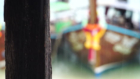 Thailand-Krabi-Koh-Phi-Phi-Insel-Regenzeit-Monsun-Mit-Traditionellem-Holzboot-Auf-Verschwommenem-Hintergrund