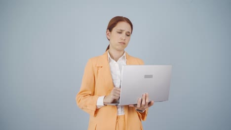 una mujer de negocios fracasada. ella mira a la cámara negativamente.