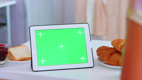 tabletas con maquillaje verde