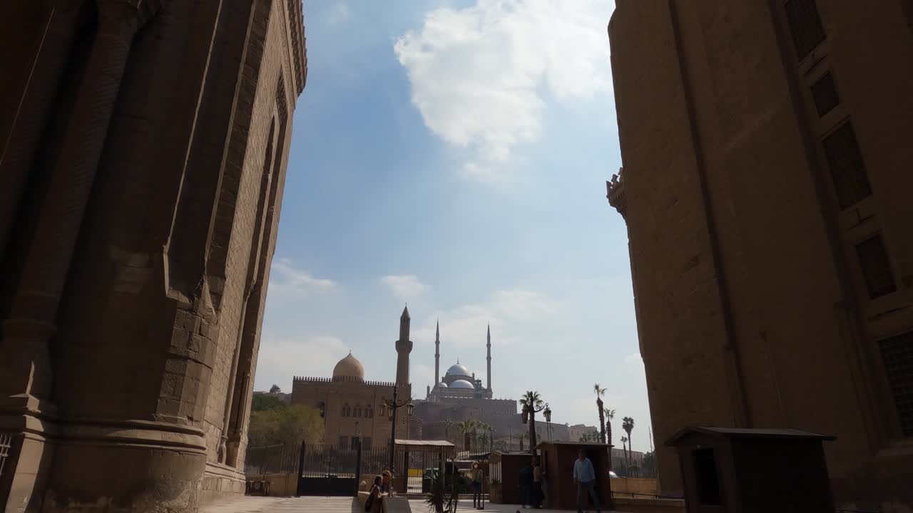 vista de ángulo bajo de la mezquita-madrasa del sultán hassan y la mezquita al-rifa'i, el cairo, egipto