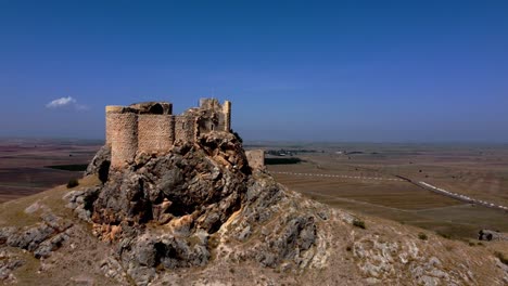 Castillos-De-Pavo:-Castillo-De-Tumlu:-Perspectiva-Histórica-De-Un-Dron,-Castillo-Majestuoso:-Vista-Aérea-Desde-Una-Colina-Empinada,-Tesoros-Aéreos-Del-Castillo-Turco-En-4k