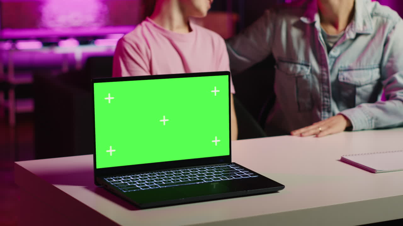 pantalla verde laptop espacio de copia vacío utilizado para mostrar la marca patrocinadora en el canal de vlog familiar