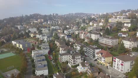toma aérea de drones: lausana, zona residencial de la ciudad, casas y edificios rodeados de jardines, entorno urbano, suiza, vaud