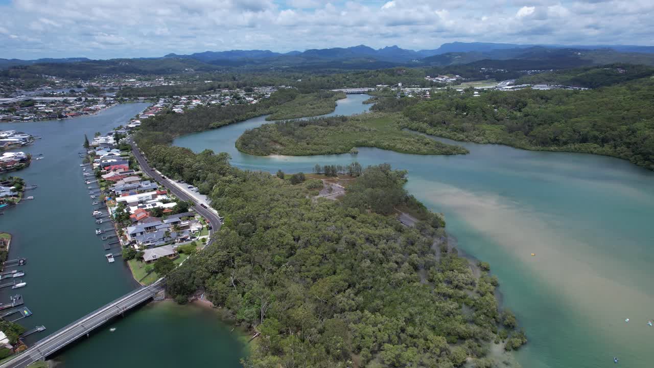 Tallebudgera Creek en la Costa Dorada de Queensland, Australia. - toma aérea
