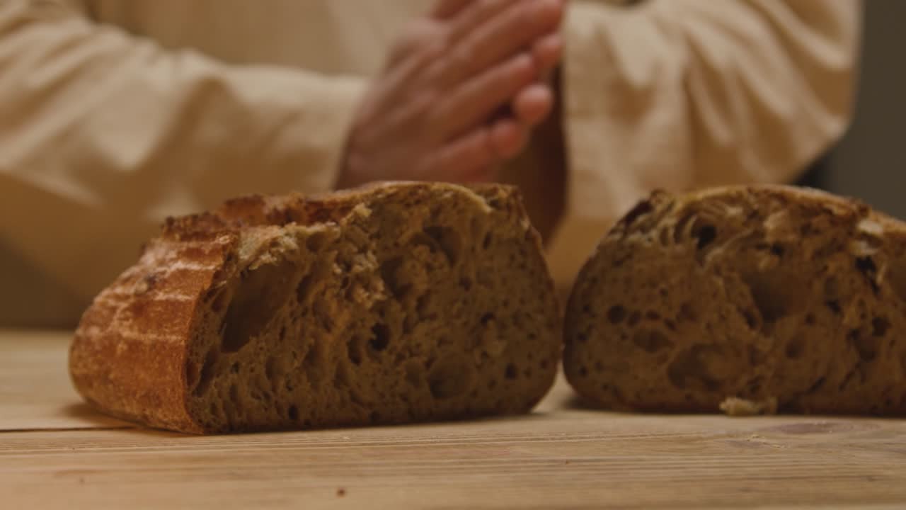 예수 그리스도 의 형상 이  ⁇  을  ⁇ 는 옷 을 입은 사람 의 클로즈업 스튜디오  ⁇