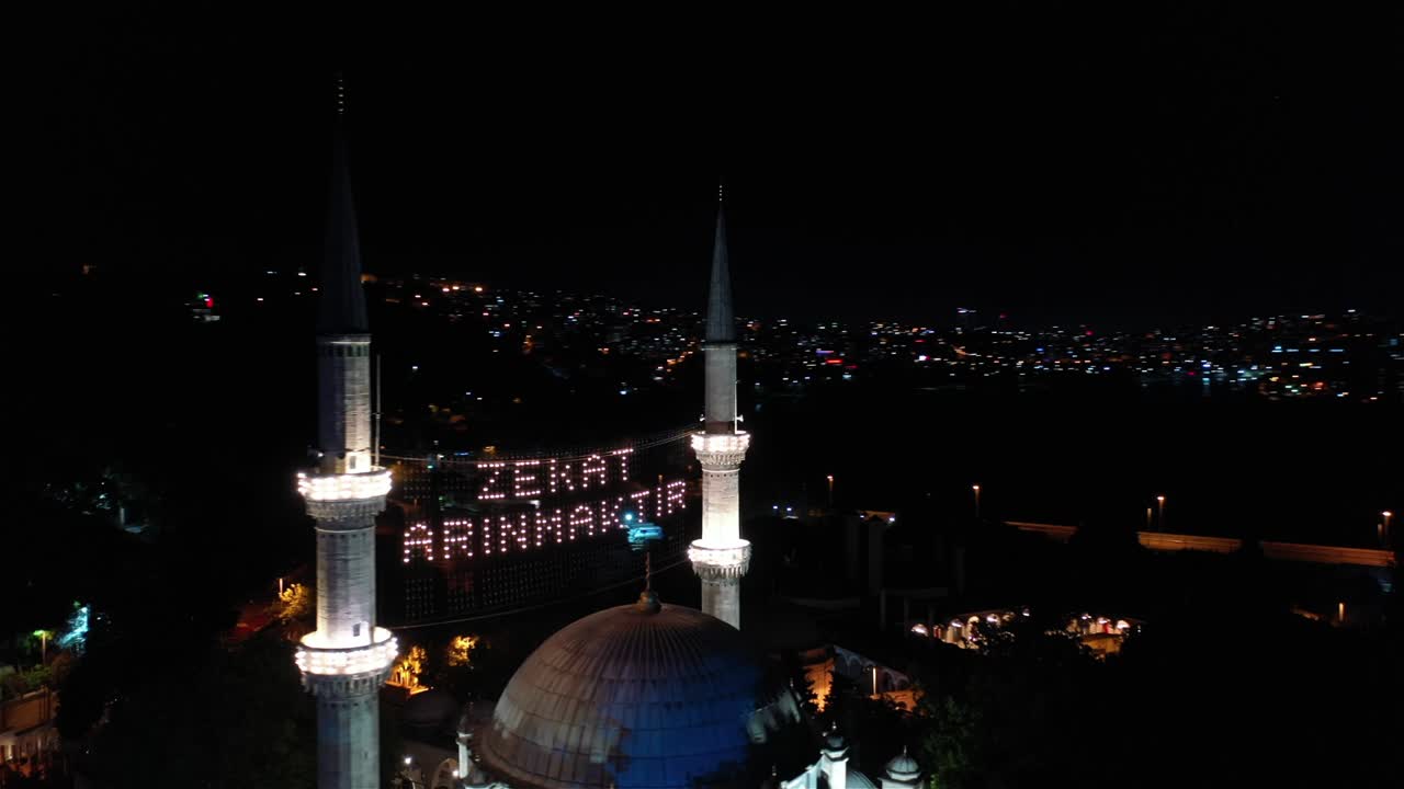 "아이우프 술탄 모스크의 야간 풍경: ""자선은 정화된다."""