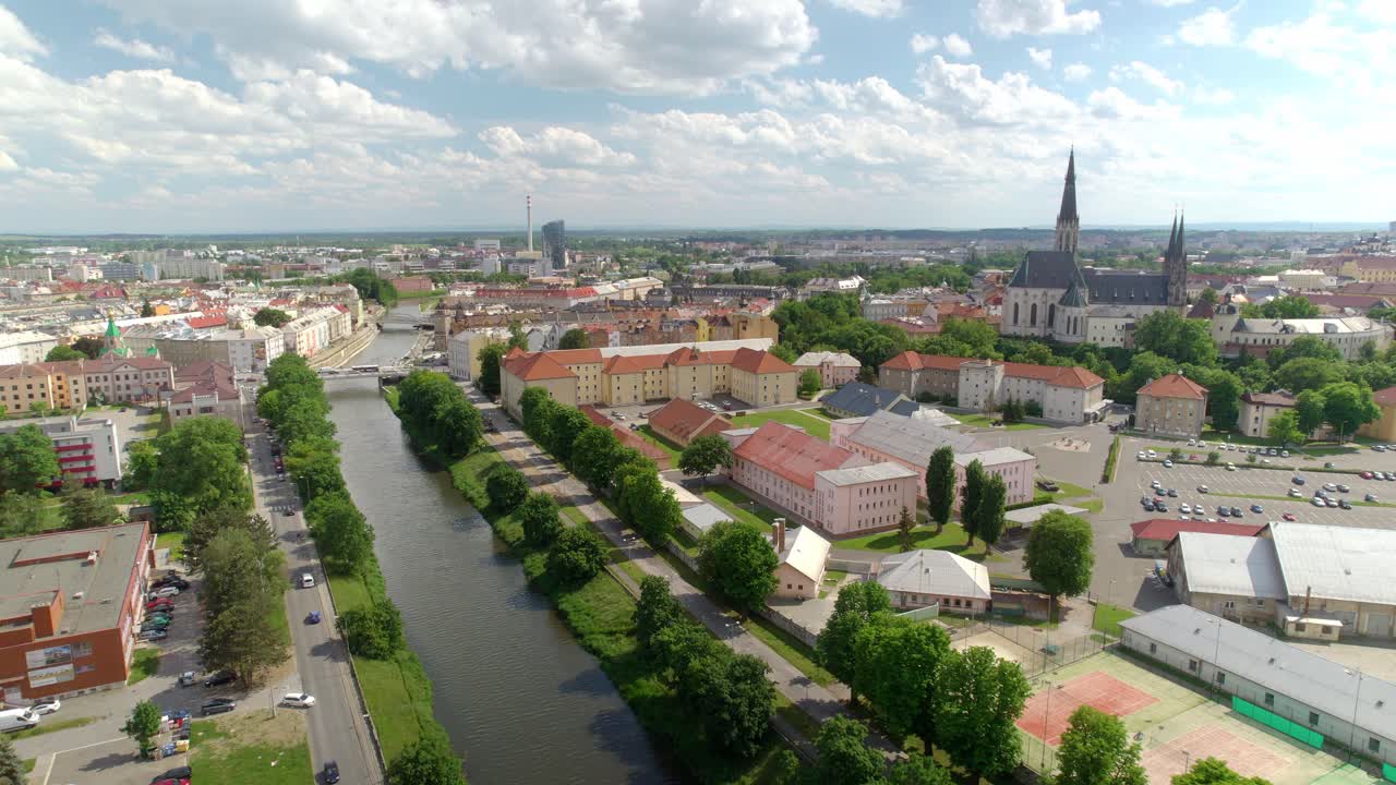 Panorama av byen Olomouc med historiske bygninger og en rennende elv på en solrik dag er en attraktiv severdighet for reisende og besøkende, Tsjekkia – Droneopptak fra luften