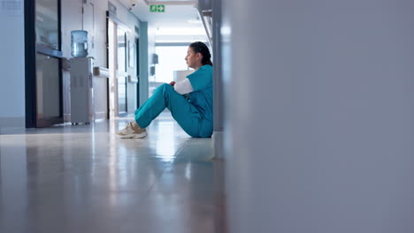 Enfermera,-Estrés-Y-Tristeza-En-El-Suelo-Del-Hospital