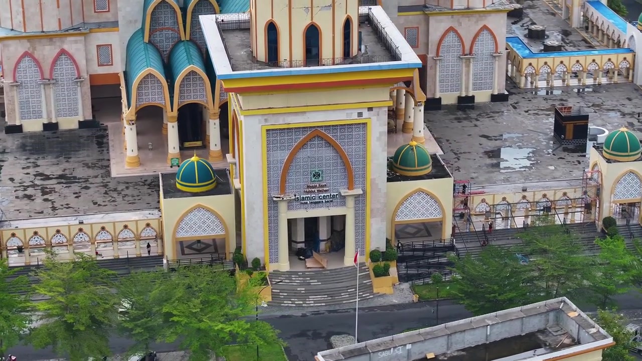 Suuri moskeija ja islamilainen keskus Mataramissa, Indonesiassa. Dronekuva sisäänkäynnistä, arkkitehtuuri