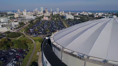 Vídeo-De-Drones-Aéreos-De-4k-Del-Campo-Tropicana-Y-Estacionamientos-Llenos-Junto-A-La-Carretera-Interestatal-275-En-El-Centro-De-St.