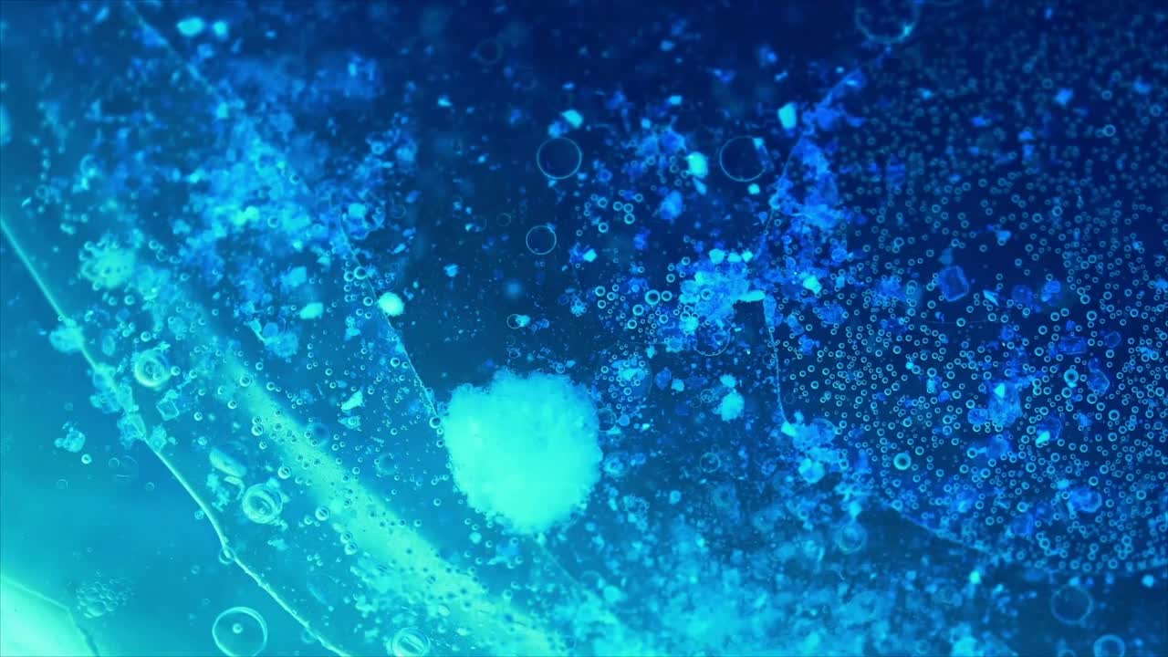 躍動的な青い液体、微細な泡と浮遊する粒子
