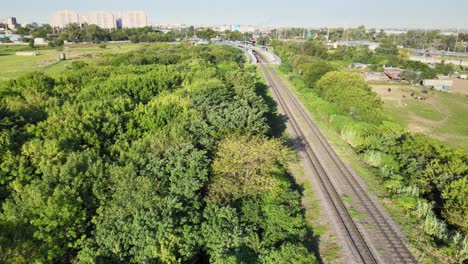 Ingenieurstation-Castellonach-Den-Von-Vegetation-Umgebenen-Bahngleisen