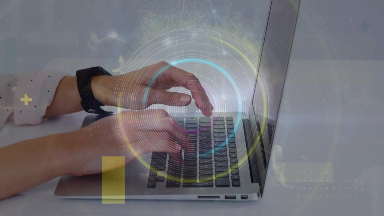 Animazione di uno scanner circolare e una rete di connessioni sulla parte centrale di una donna che usa il laptop.