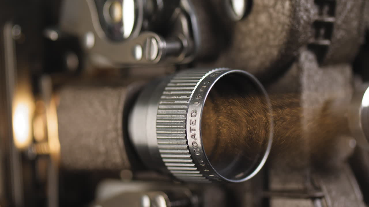 영화 재생 및 광선이 있는 8mm 프로젝터 렌즈의 매크로 샷