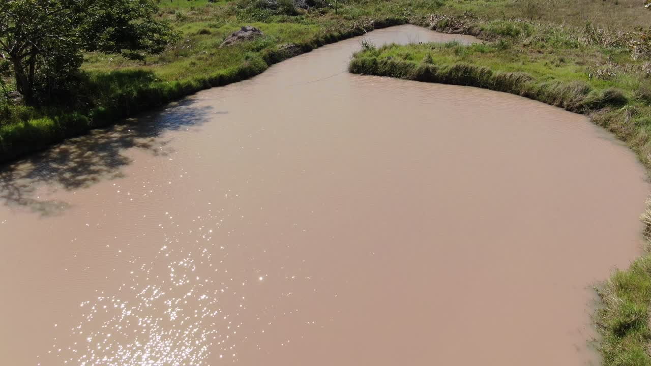 lago en la llanura de colombia, con pescadores