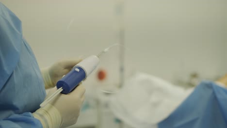 herida de úlcera en la pierna en el tratamiento de venas varicosas en el procedimiento de flebología. unión de venas con pegamento biológico