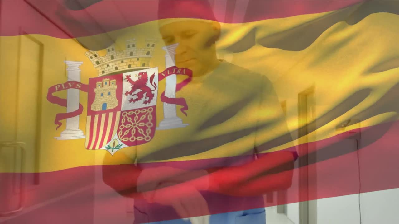 스페인 발의 애니메이션, 백인 외과 의사가 수술실로 달려가는 동안 장갑을 조정합니다.