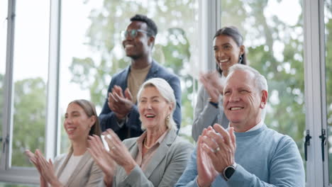 aplauso, personas felices y de negocios en un seminario