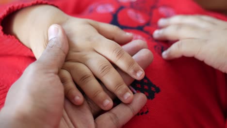 las manos del niño