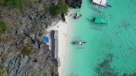 Turistas-Y-Barcos-Turísticos-En-La-Playa-Tropical-De-Banul-En-Coron,-Antena-Ascendente