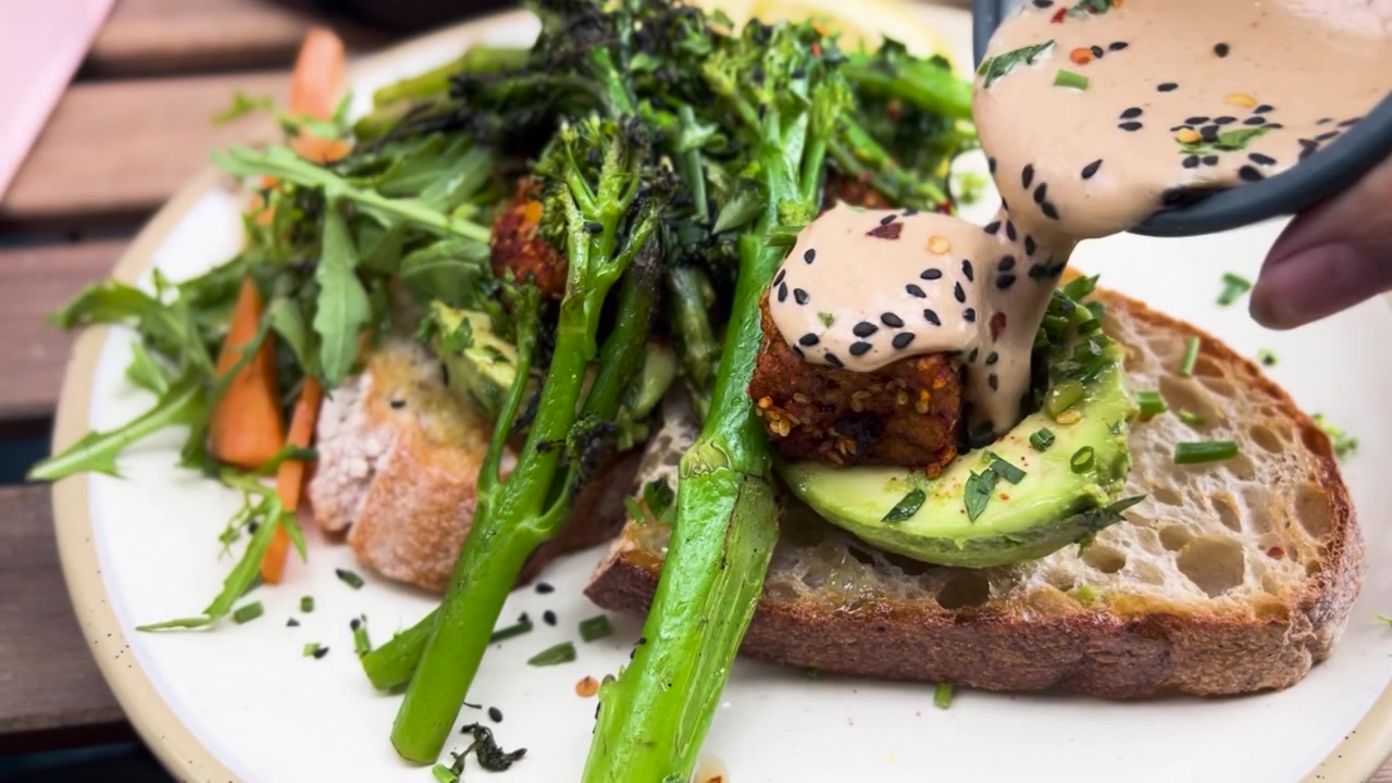 Dryp cremet sauce på avocadotoast brunch