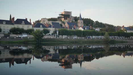 les résidents de montrichard val de cher en mouvement se reflètent dans l'eau idyllique de la rivière cher