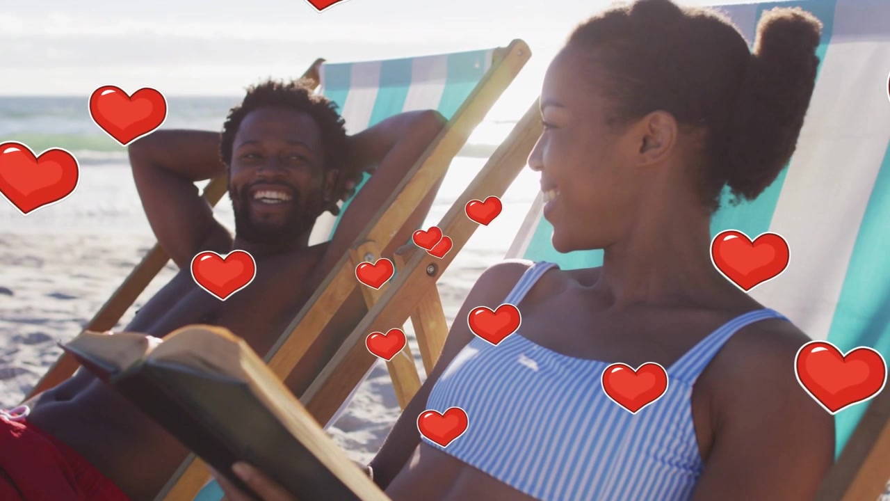 Donna che abbassa un libro tascabile e sorride a un uomo su sedie a sdraio, cuori animati che fluttuano per annunci di viaggio