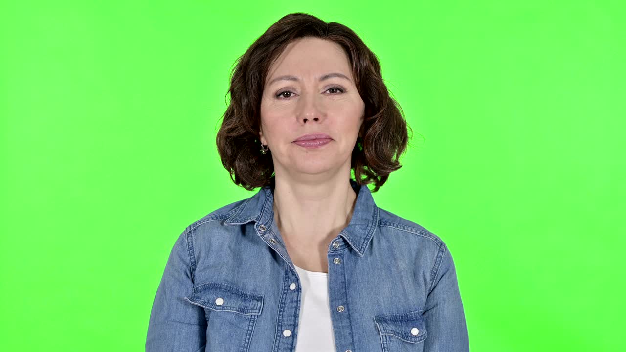 anciana somnolienta bostezando en el fondo de la llave de croma verde