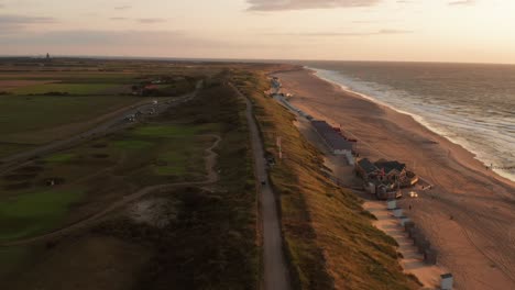 domburg 的海灘在夏天的日落時