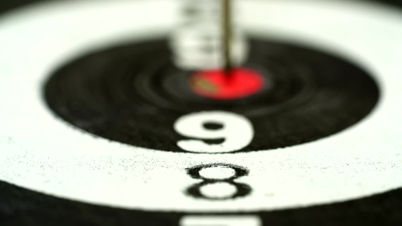 가까이 다트 화살표 타격 목표 센터 다트보드 배경 비즈니스 타링 및 초점 개념