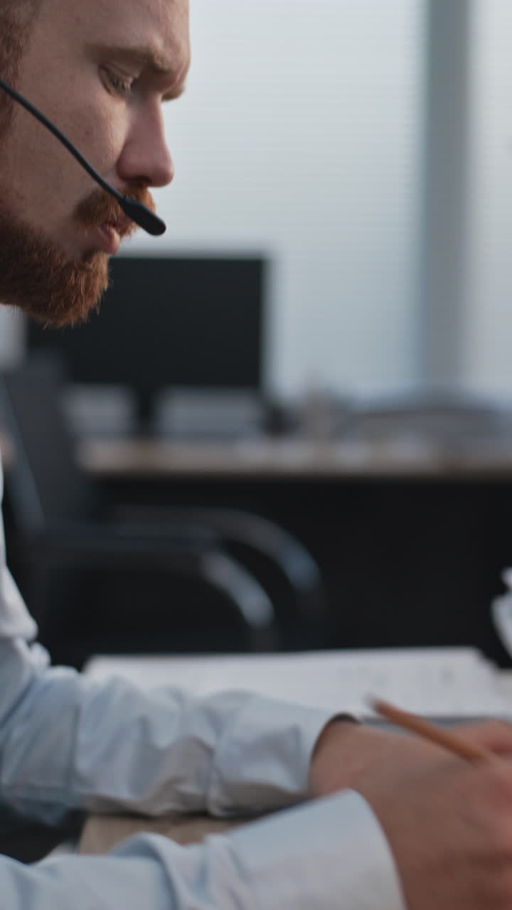 profesional de negocios que trabaja en una oficina