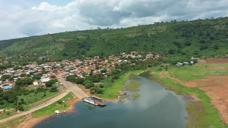 wunderschöne aufnahme des flusses mit der gemeinde afrika unter bewölktem himmel_6