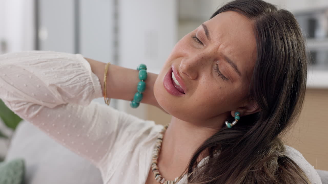 dolor de cuello, sala de estar y mujer en un sofá de casa