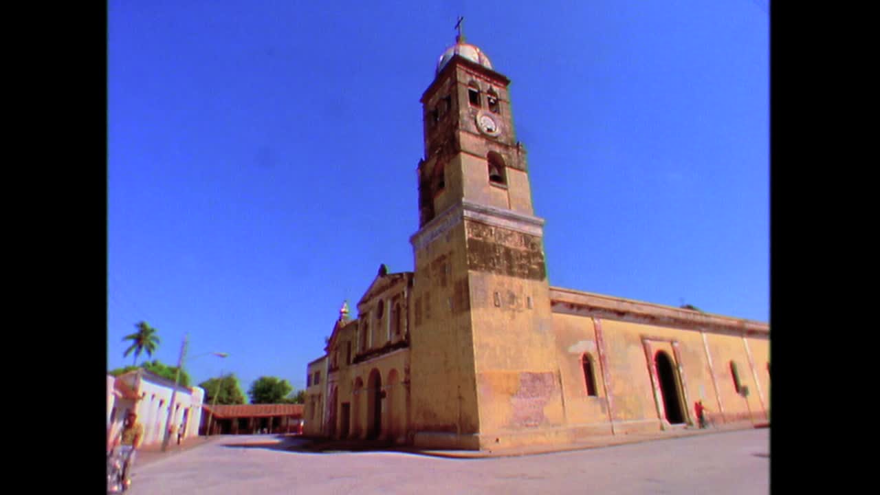 carteles de propaganda a lo largo de la carretera en cuba en la década de 1980 1