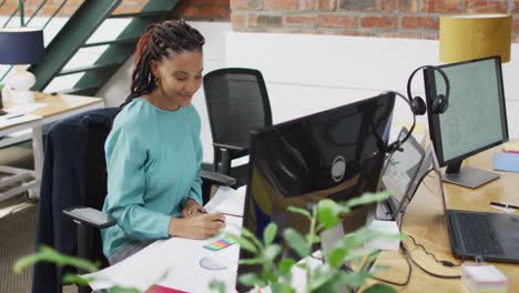 Glückliche-Afroamerikanische-Geschäftsfrau,-Die-Im-Büro-Arbeitet