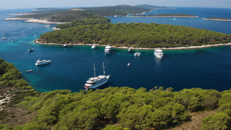 Vista-Panorámica-De-Barcos-Turísticos-De-Lujo-Anclados-En-La-Costa-Adriática-En-Las-Islas-Paklinski,-Croacia
