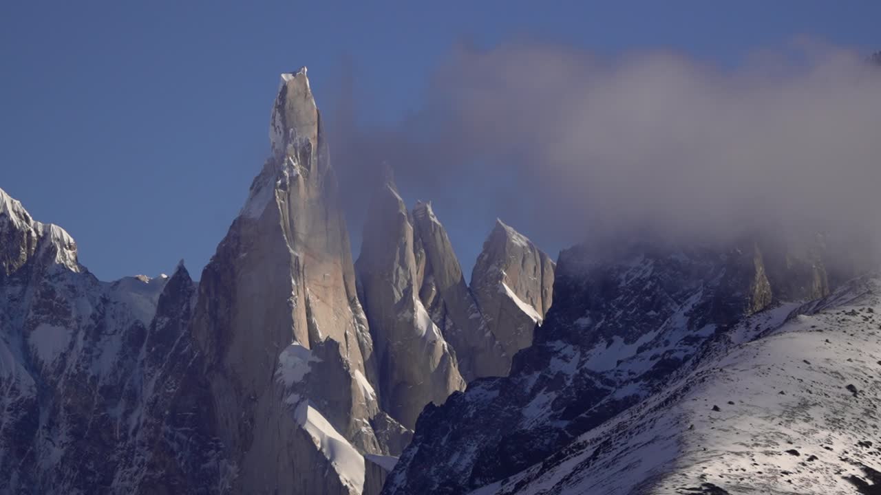 Inquadratura ravvicinata della famosa montagna innevata Cerro Torre in Argentina durante l'inverno.