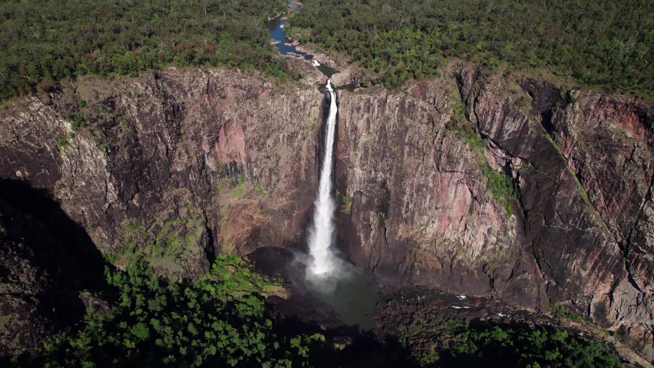 revelando una toma de dron de las cataratas de wallamans, la cascada más alta de queensland, australia